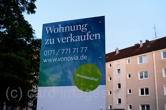 Deutschland, Hannover - Werbetafel des Immobilienkonzerns vonovia vor einer Wohnsiedlung
