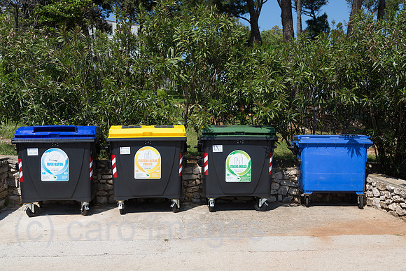Kroatien, Rabac - verschiedene Muelltonnen fuer Muelltrennung (Plastik, Metall, Glas, Papier)