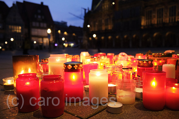 Deutschland, Bremen - Bundesweites Gedenken an die Corona-Toten, Kerzen vor der Bremer Buergerschaft, im Hintergrund Markplatz und Rathaus