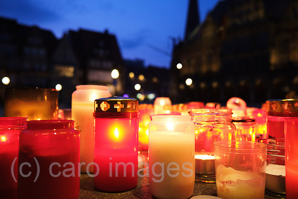 Deutschland, Bremen - Bundesweites Gedenken an die Corona-Toten, Kerzen vor der Bremer Buergerschaft, im Hintergrund Markplatz und Rathaus