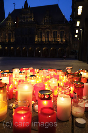Deutschland, Bremen - Bundesweites Gedenken an die Corona-Toten, Kerzen vor der Bremer Buergerschaft, im Hintergrund Markplatz und Rathaus