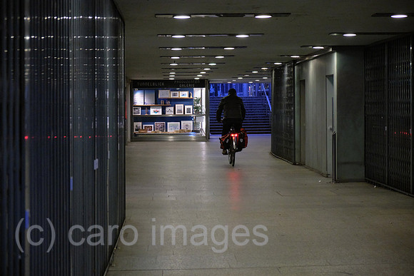 Deutschland, Bremen - Wenig Betrieb wegen Corona in einem Tunnel in der City
