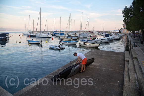 Kroatien, Volosko - Abenddaemmerung im Hafen des Fischerdorfs Volosko an der Adria (Kvarner Bucht)