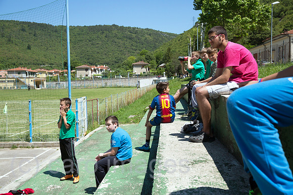 Kroatien, Rasa - Jungen schauen anderen Jungen beim Fussballspiel zu
