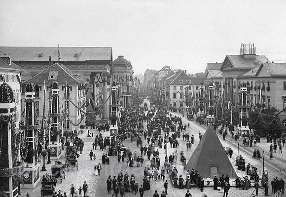 Deutsches Reich, Karlsruhe - Fuer einen Feiertag geschmueckte Hauptstrasse in der Innenstadt