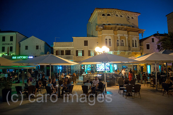 Kroatien, Rab - Touristen und Einheimische geniessen Bewirtung vor Kulisse der Altstadt