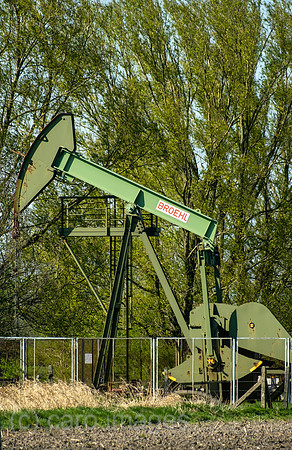 Deutschland, Barenburg - Erdoelproduktionsbohrung von Exxon Mobile mit einer Pferdekopfpumpe