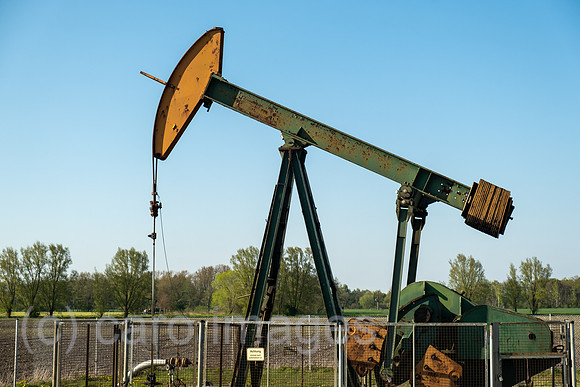 Deutschland, Barenburg - Erdoelproduktionsbohrung von Exxon Mobile mit einer Pferdekopfpumpe