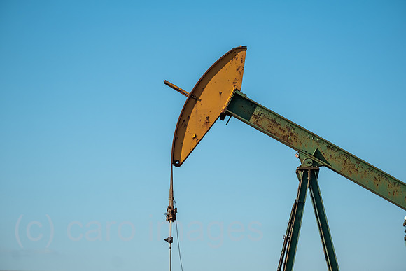 Deutschland, Barenburg - Erdoelproduktionsbohrung von Exxon Mobile mit einer Pferdekopfpumpe