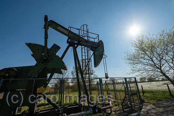 Deutschland, Barenburg - Erdoelproduktionsbohrung von Exxon Mobile mit einer Pferdekopfpumpe