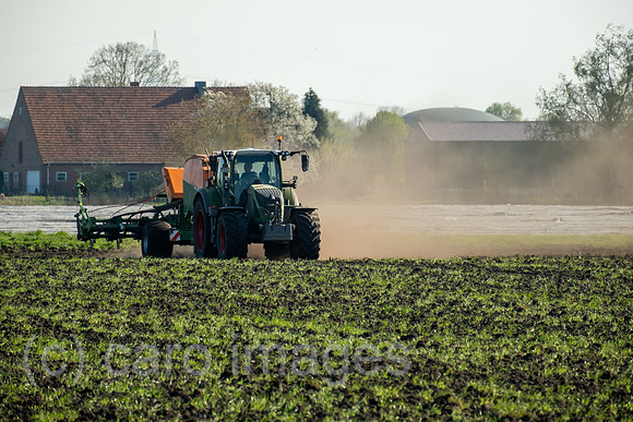 Deutschland, Barenburg - Landwirt pfluegt sein Feld mit dem Traktor