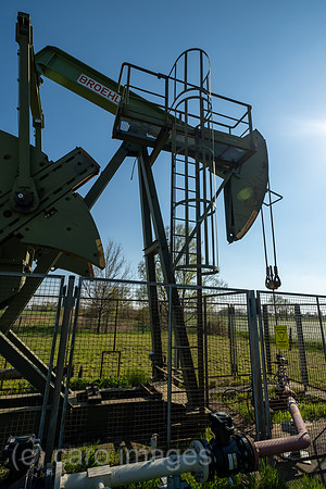 Deutschland, Barenburg - Erdoelproduktionsbohrung von Exxon Mobile mit einer Pferdekopfpumpe