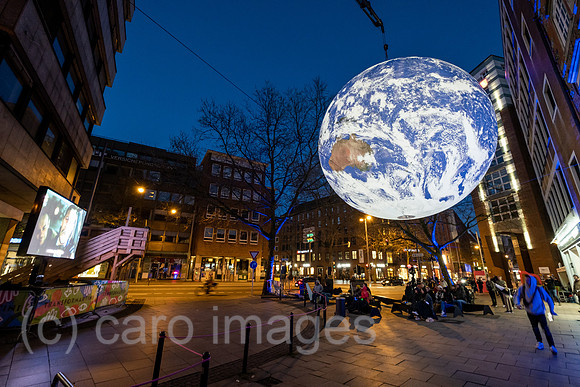 Deutschland, Bremen - schwebender, aufgeblasener Globus, Kunst-Installation zur Belebung der City und Puplikum eines Open-Air-Kinos