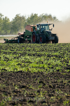 Deutschland, Barenburg - Landwirt pfluegt sein Feld mit dem Traktor