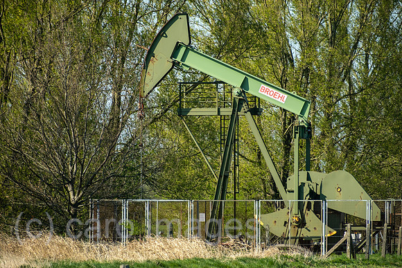 Deutschland, Barenburg - Erdoelproduktionsbohrung von Exxon Mobile mit einer Pferdekopfpumpe