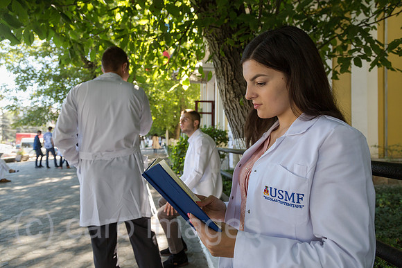 Republik Moldau, Chisinau - Huebsche Medzinstudentin vor der staatlichen Universitaet fuer Medizin und Pharmazie Nicolae Testemitanu (USMF)