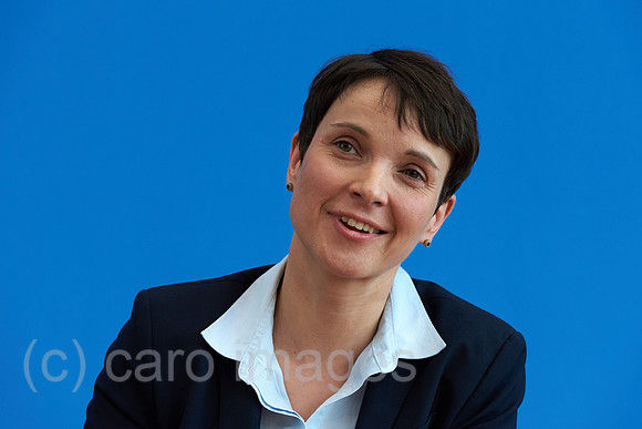 00Y160314D048CARO.JPG