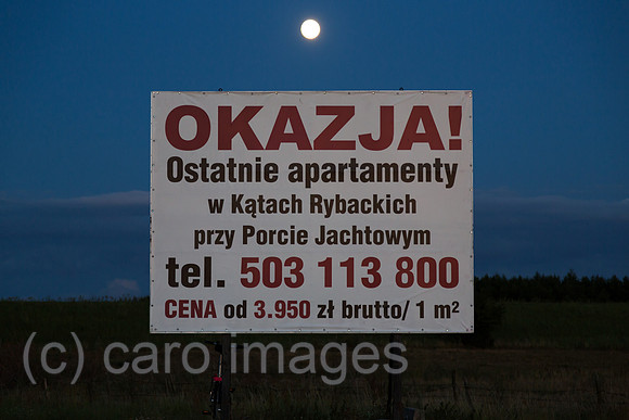 Polen, Mikoszewo, Plakat wirbt fuer Immobilien an der Ostsee