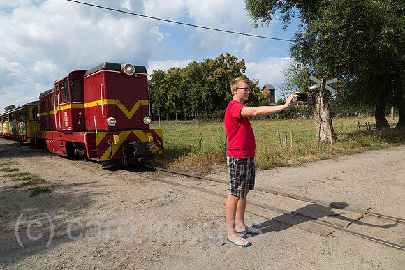 Polen, Mikoszewo, Jugendlicher Tourist macht ein Selfie mit Schmalspurbahn