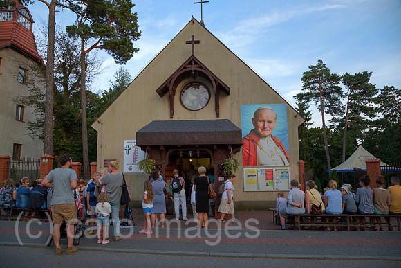 Polen, Pommern - Krynica Morska auf der Frischen Nehrung (Ostsee)- Urlauber lauschen einem Gottesdienst