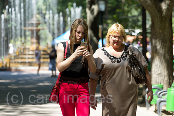 Republik Moldau, Chisinau - Zwei junge Frauen im Park (Parcul Stefan cel Mare)
