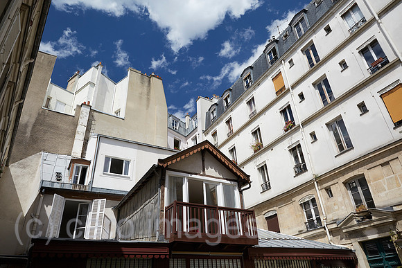Paris, Ile-de-France, Frankreich - Blick in einen dicht bebauten Hinterhof in der Rue des Francs Burgeois.
