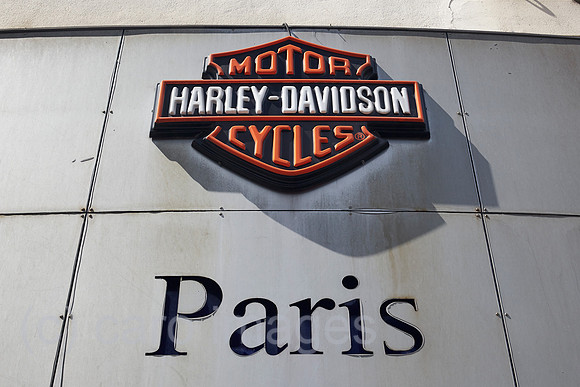Paris, Ile-de-France, Frankreich - Das Logo von Harley-Davidson an der Niederlassung Harley-Davidson Paris-Bastille am Boulevard Beaumarchais im 3. Arrondissement.