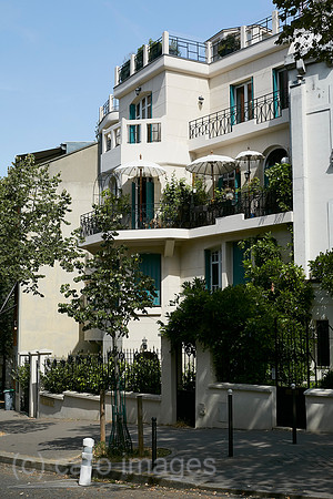 Paris, Ile-de-France, Frankreich - Wohnhaus in der vornehmen Avenue Junot, die zum Huegel Montmartre hinauffuehrt.