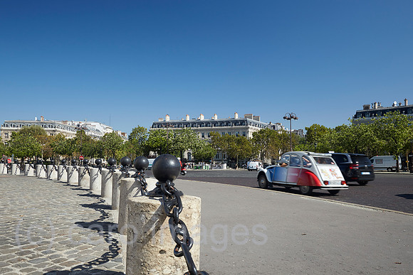 Paris, Ile-de-France, Frankreich - Blick vom Place Charles-de-Gaulle auf den grossstaedtischen Verkehr und auf die praechtigen Palais, die den Platz saeumen.