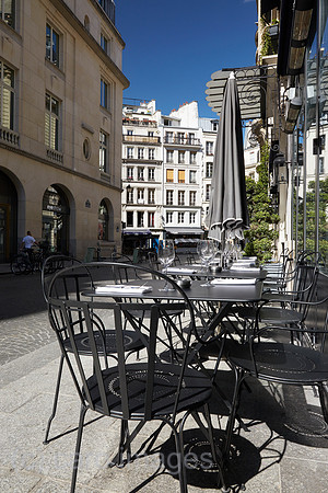 Paris, Ile-de-France, Frankreich - Tische und Stuehle vor einem Restaurant  in der Rue Bachaumont im 2. Arrondissement.