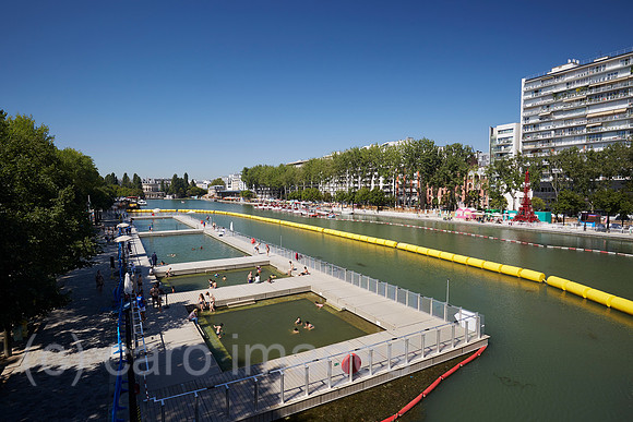 Paris, Ile-de-France, Frankreich - Das sommerliche Flussschwimmbad im Bassin de La Villette.