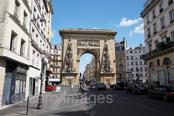 Paris, Ile-de-France, Frankreich - Blick aus der Rue Saint-Denis im 10. Arrondissement auf das Denkmal Porte Saint-Denis, ein Denkmal in Form eines Triumphbogens.