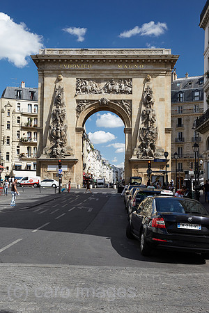 Paris, Ile-de-France, Frankreich - Blick aus der Rue Saint-Denis im 10. Arrondissement auf das Denkmal Porte Saint-Denis, ein Denkmal in Form eines Triumphbogens.