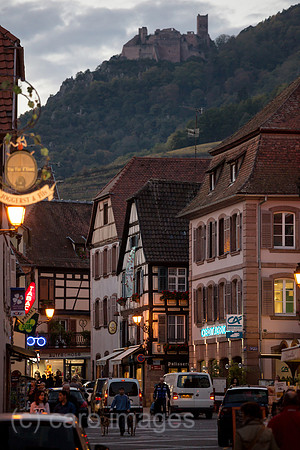 Frankreich, Ribeauville - Hauptstrasse in der pittoresken Stadt an der Weinstrasse im Elsass