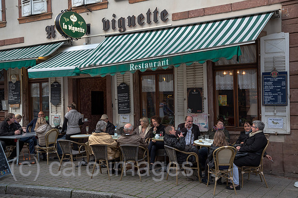 Wissembourg (Weissenburg), Elsass, Frankreich - Strassenszene mit Restaurantgaesten