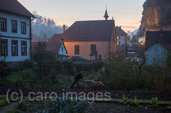 Frankreich, Das kleine Dorf Graufthal im Zinseltal in den Nordvogesen im Elsass