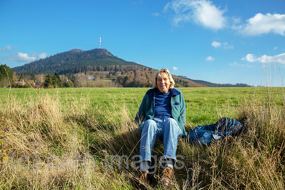 Frankreich, Grandfontaine - deutsche Rentnerin vor dem Col du Donon im Elsass in die Nordvogesen