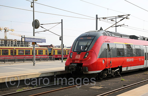 Berlin, Deutschland, Regionalexpress und S-Bahn fahren im Hauptbahnhof ein