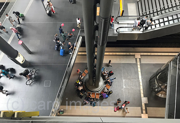 Berlin, Deutschland, Reisende im Hauptbahnhof