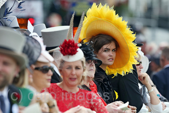 Royal Ascot, Grossbritannien, Fashion on Ladies Day, women with hats at the racecourse