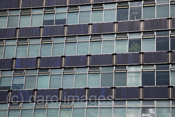 Berlin, Deutschland, Solarmodule an der Fassade des EnergieForum-Berlin