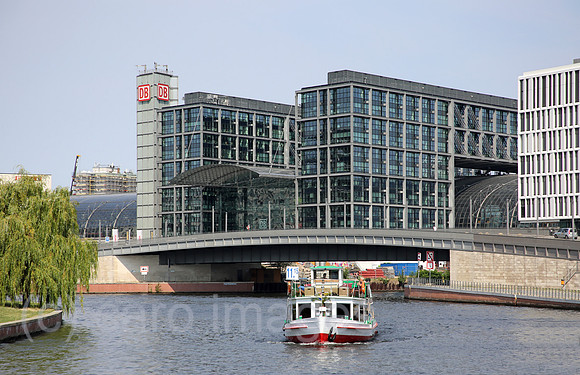 Berlin, Deutschland, Blick auf den Hauptbahnhof von der Spree aus