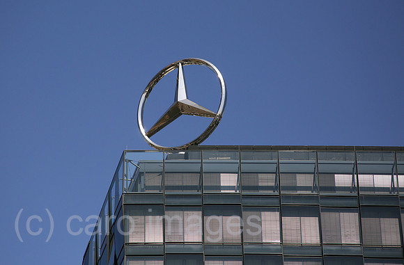 Berlin, Deutschland, Mercedes-Stern auf dem Dach des Verwaltungsgebaeudes des Mercedes-Benz-Vertriebs Deutschland