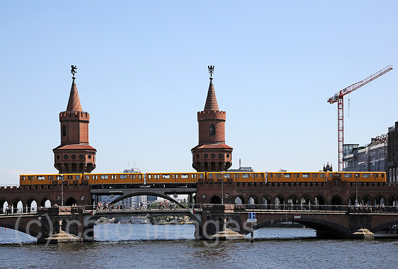 Berlin, Deutschland, U-Bahn faehrt ueber die Oberbaumbruecke