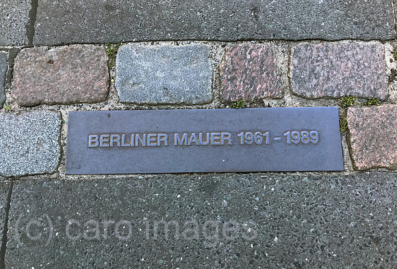 Berlin, Deutschland, Markierung des Mauerverlaufs auf einer Strasse