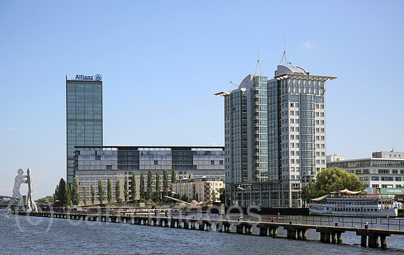 Berlin, Deutschland, Gebaeudekomplex Treptowers mit der Skulptur Molecule Men (links) und die Twin-Towers Treptow