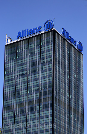 Berlin, Deutschland, Turm des Gebaeudekomplex Treptowers mit dem Schriftzug der Versicherung Allianz