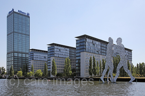 Berlin, Deutschland, Gebaeudekomplex Treptowers mit der Skulptur Molecule Men