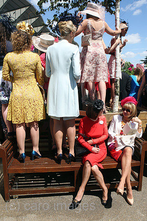 Royal Ascot, Grossbritannien, Fashion on Ladies Day, women with hats at the racecourse waiting for the Queen