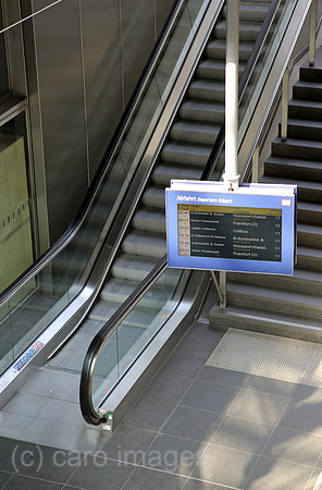 Berlin, Deutschland, menschenleere Treppe und Rolltreppe im Hauptbahnhof